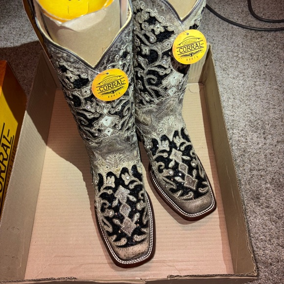 Corral Women's Intricate Black and Cream Heeled Boots - Picture 4 of 7